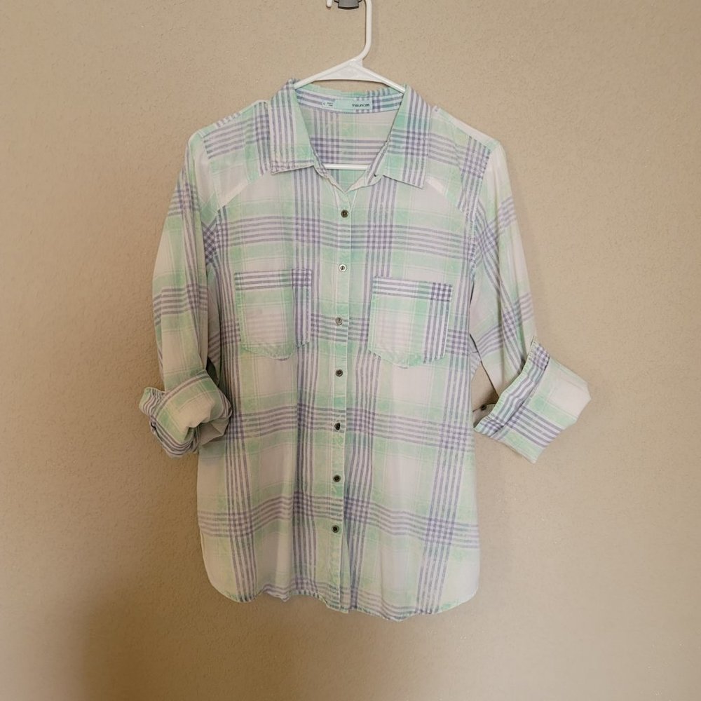 Lightweight Button-Up - Picture 2 of 8